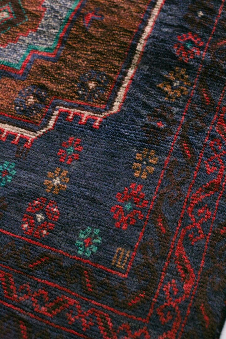 145cm×84cm バルーチ　トライバルラグ　ヴィンテージラグ　リビングサイズ