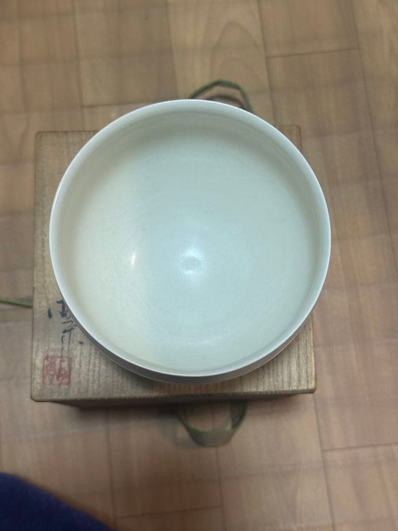 木製茶箱と白い茶碗