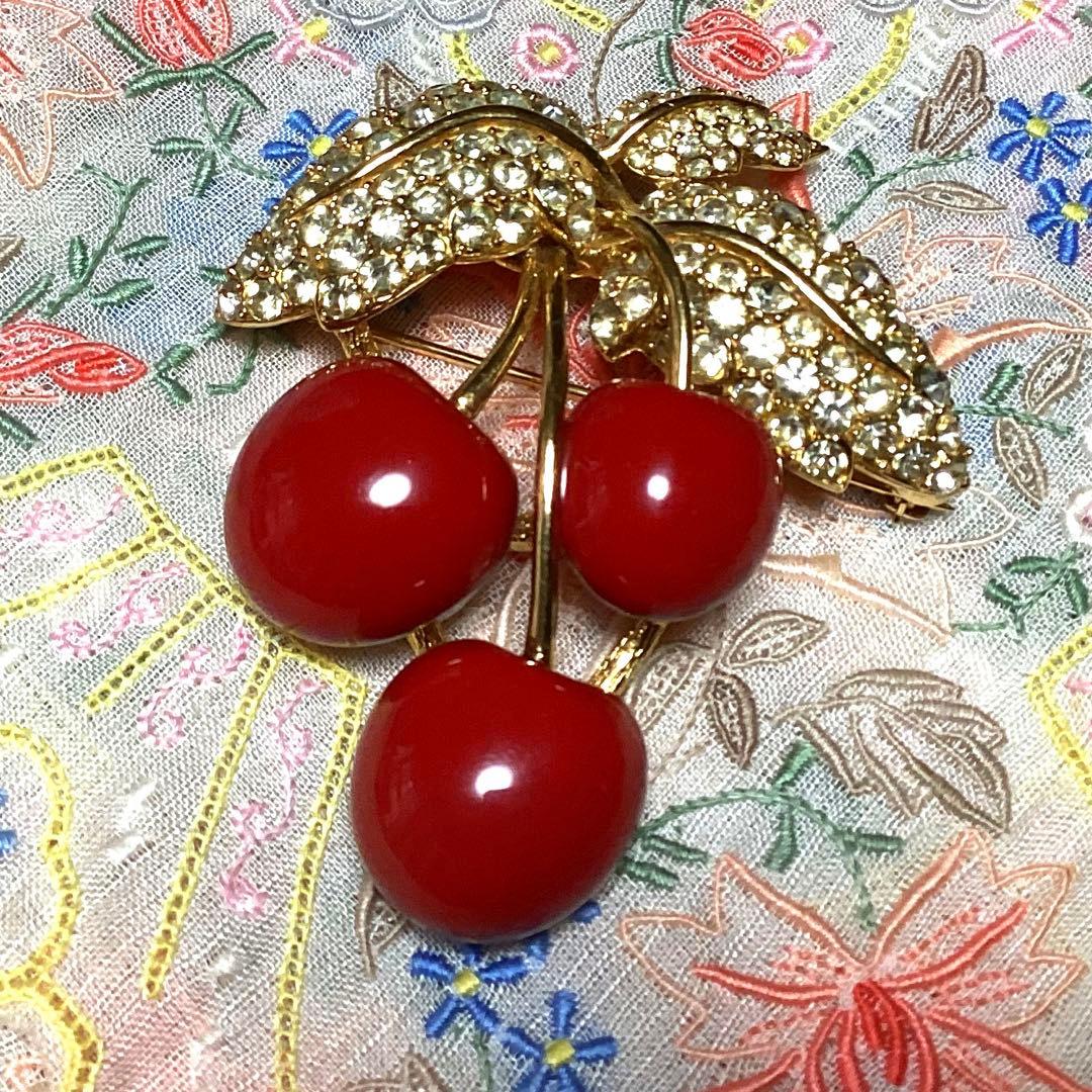 CINER コスチュームジュエリーエナメルとビジューのさくらんぼブローチ