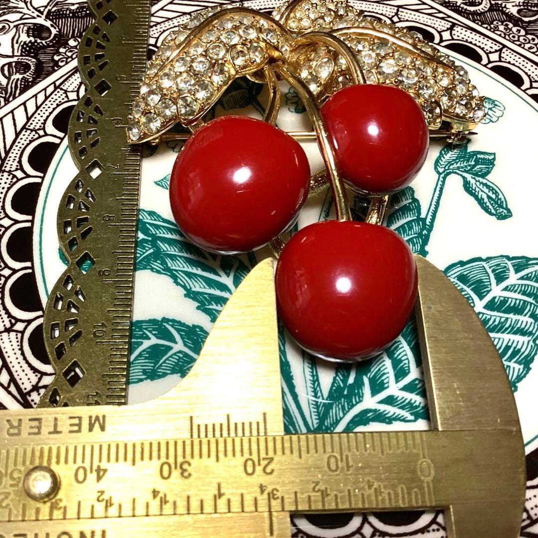 CINER コスチュームジュエリーエナメルとビジューのさくらんぼブローチ