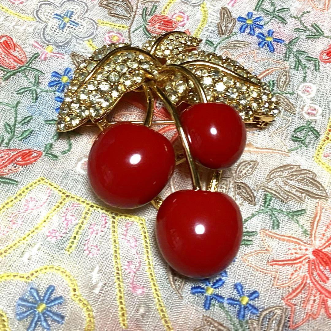 CINER コスチュームジュエリーエナメルとビジューのさくらんぼブローチ