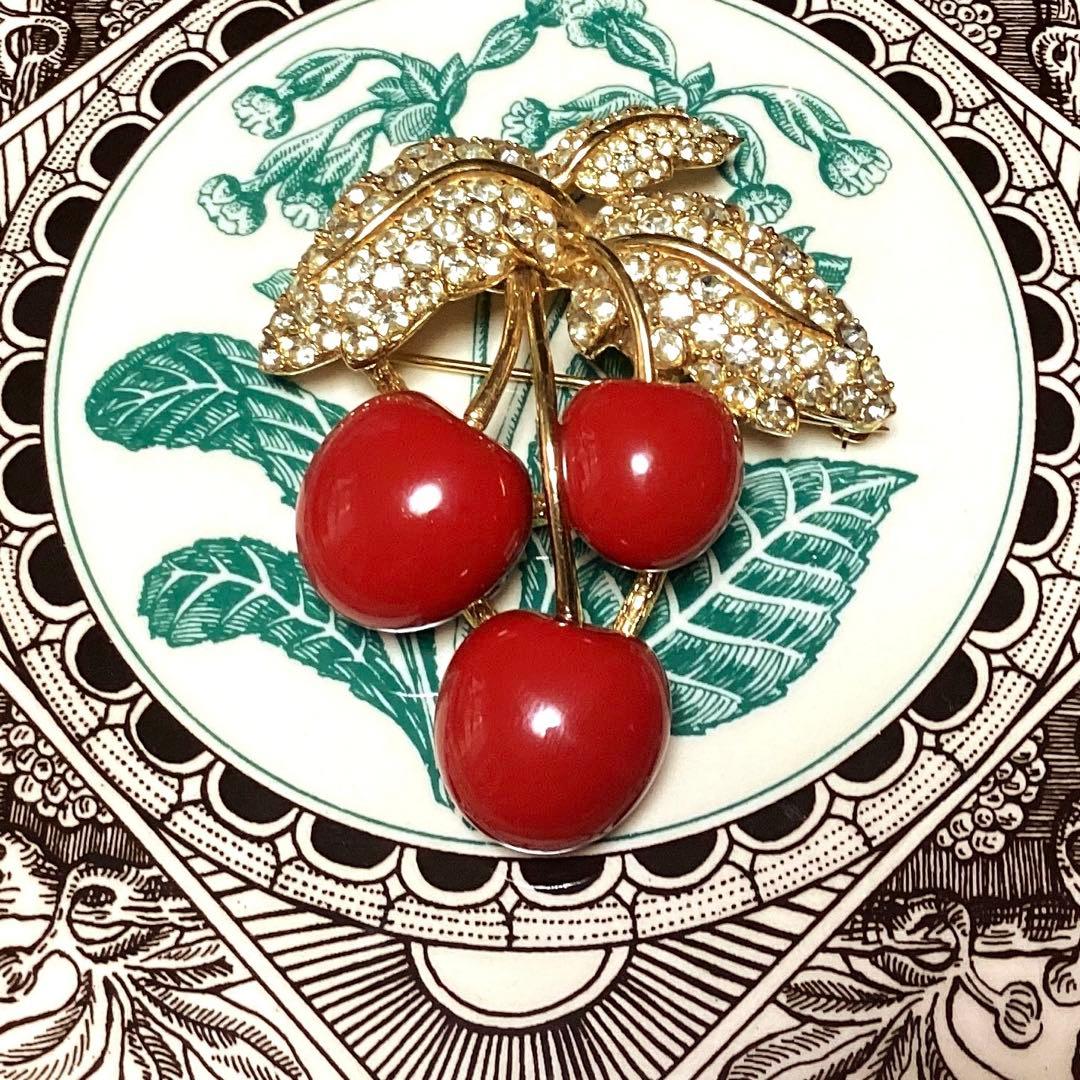 CINER コスチュームジュエリーエナメルとビジューのさくらんぼブローチ