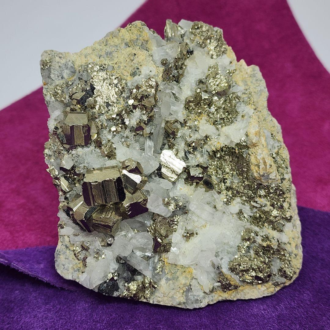 キラキラのパイライトとクリスタル水晶の共生 原石！