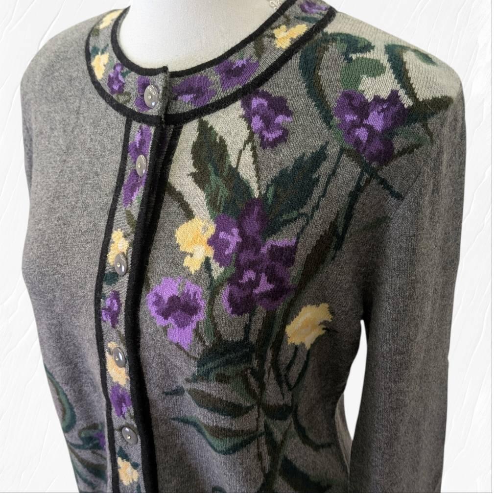 【未使用】高級 カシミヤ １００％ 花柄 グレー系 カーディガン ４２サイズ