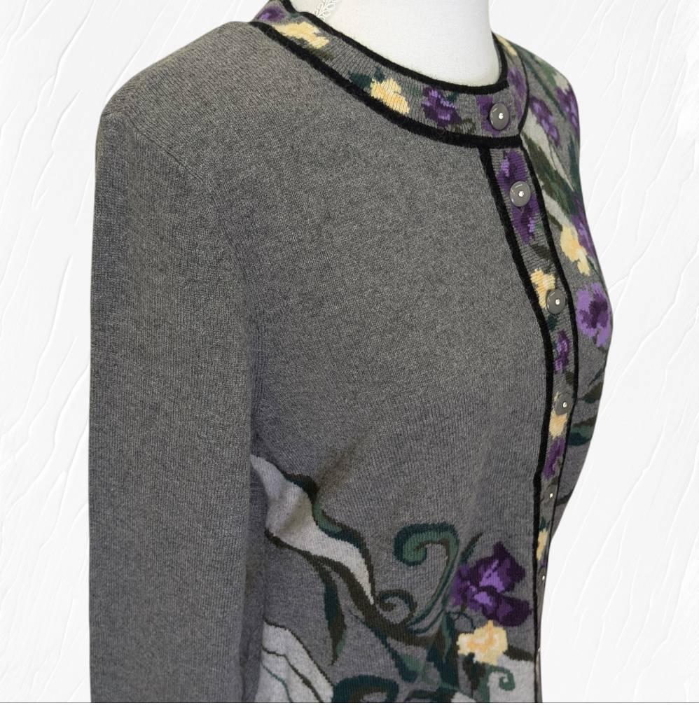 【未使用】高級 カシミヤ １００％ 花柄 グレー系 カーディガン ４２サイズ