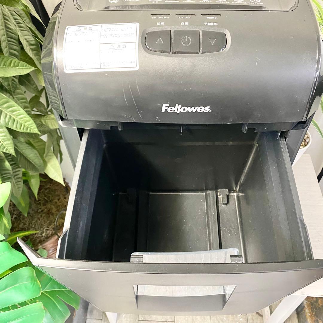 30Lでタップリ細断可能！デスクサイドシュレッダー