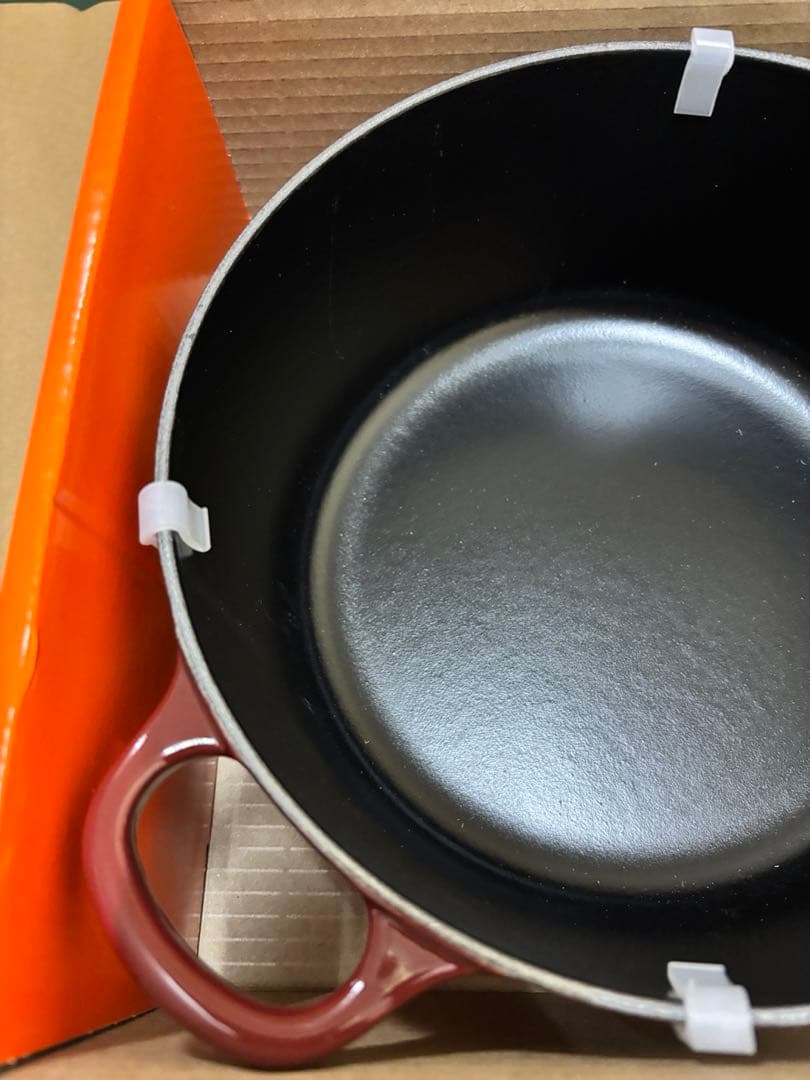 ルクルーゼ　ココット・ロンド 22cm ガーネット (ブラックマットホーロー)