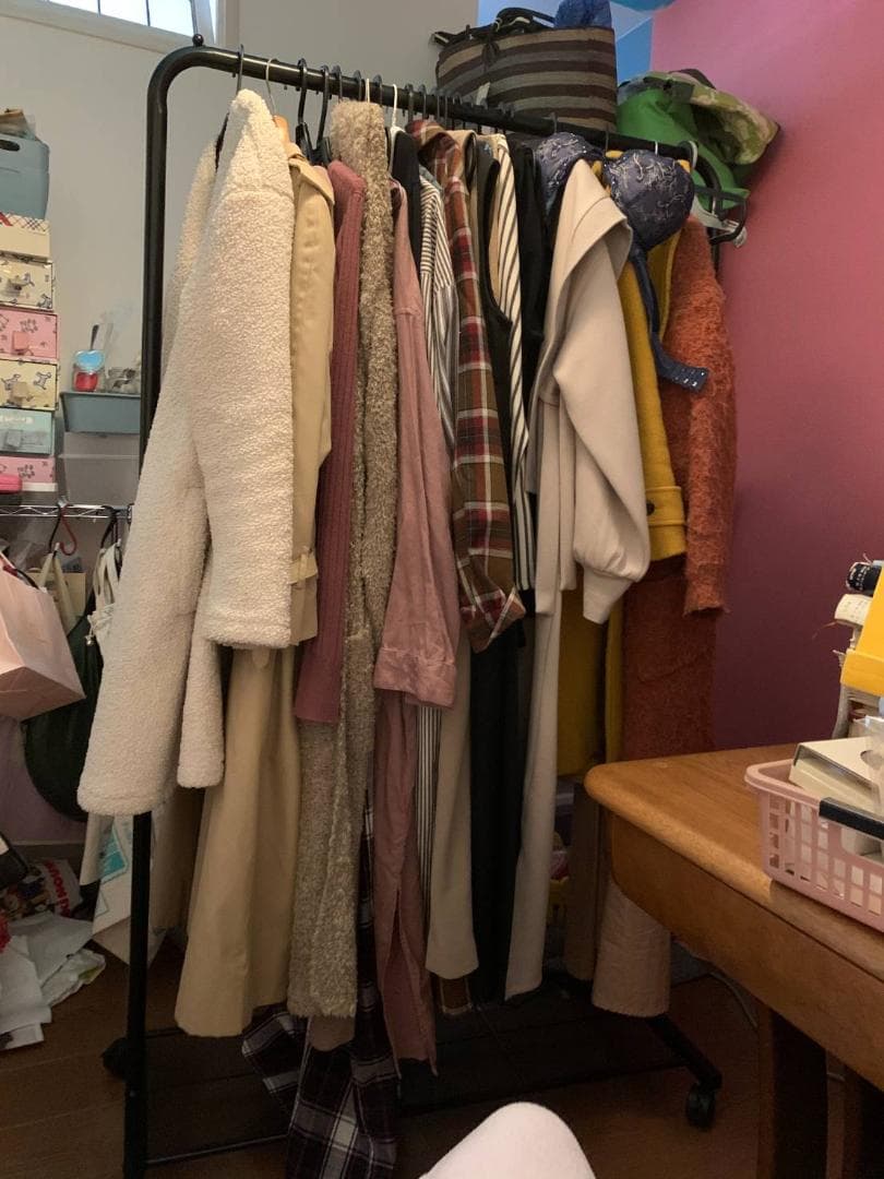 スリムなデザインながら頑丈なハンガーラック、キャスター付きで移動が楽々