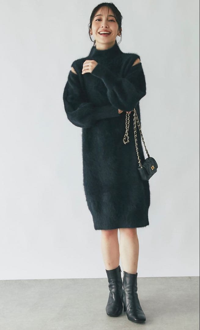 ラブティックボンボン　スリットショルダーブラックミニワンピース　さえこさんワンピ