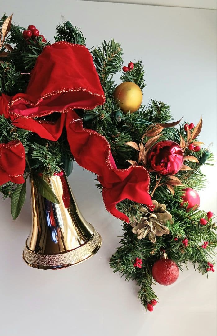 アーチストの制作した　クリスマスリース音楽がなります