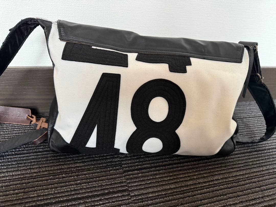 SADDLE (サドル) 白×黒 ゼッケンショルダーバッグ 競馬 JRA
