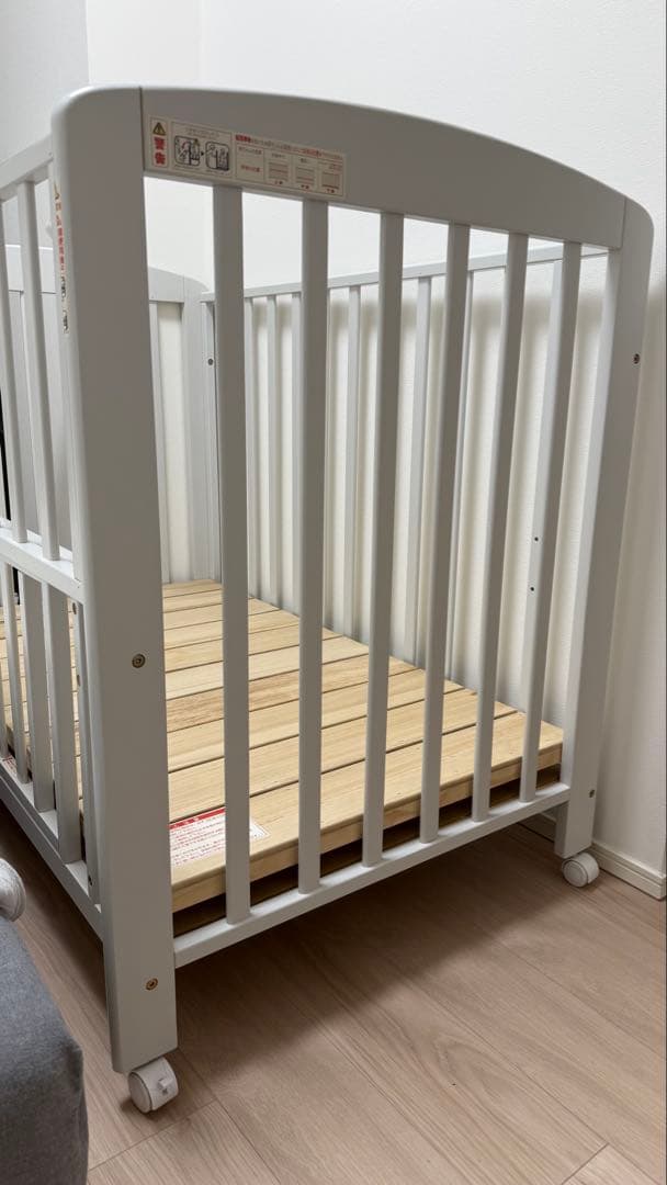 カトージ　ベビーベッド キャスター付き