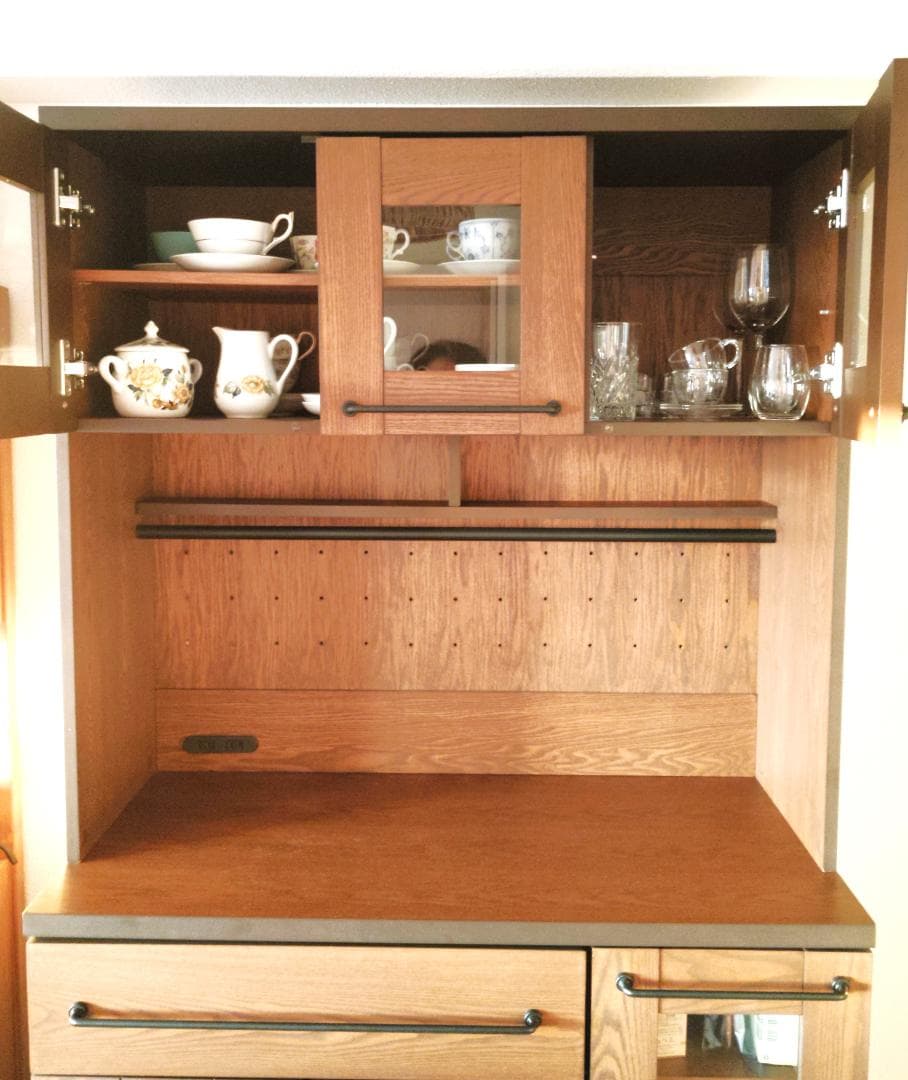 【送料込】【美品】コンセント付きでトースターや電気ポットも置ける木製カップボード