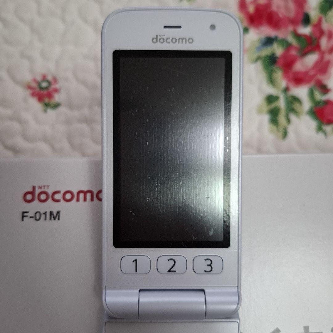 ドコモ　らくらくホン　F－01M　ホワイト ACアダプター・卓上ホルダー付き