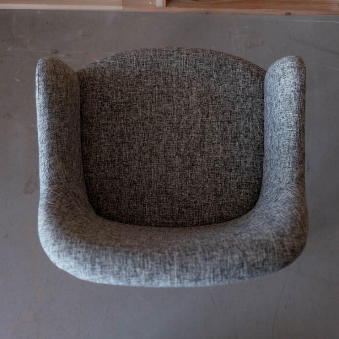 グレー 布張り アームチェア 木製脚