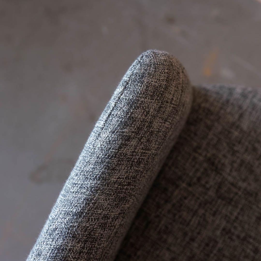 グレー 布張り アームチェア 木製脚