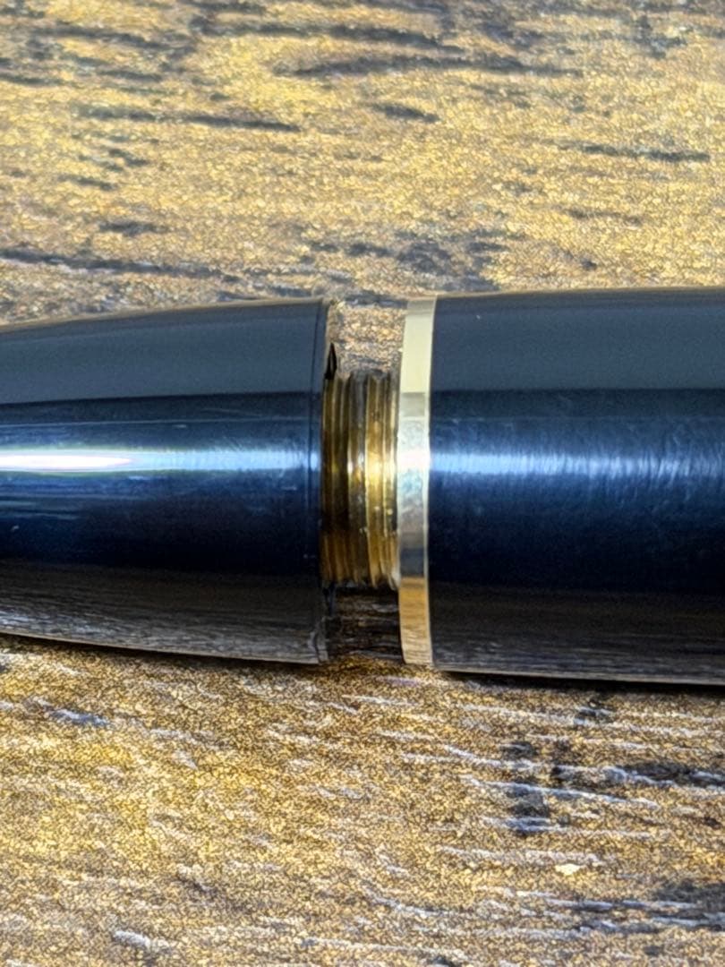 未使用に近い　シール付　ヘミングウェイ芯 18K 中白 モンブラン　万年筆　中字