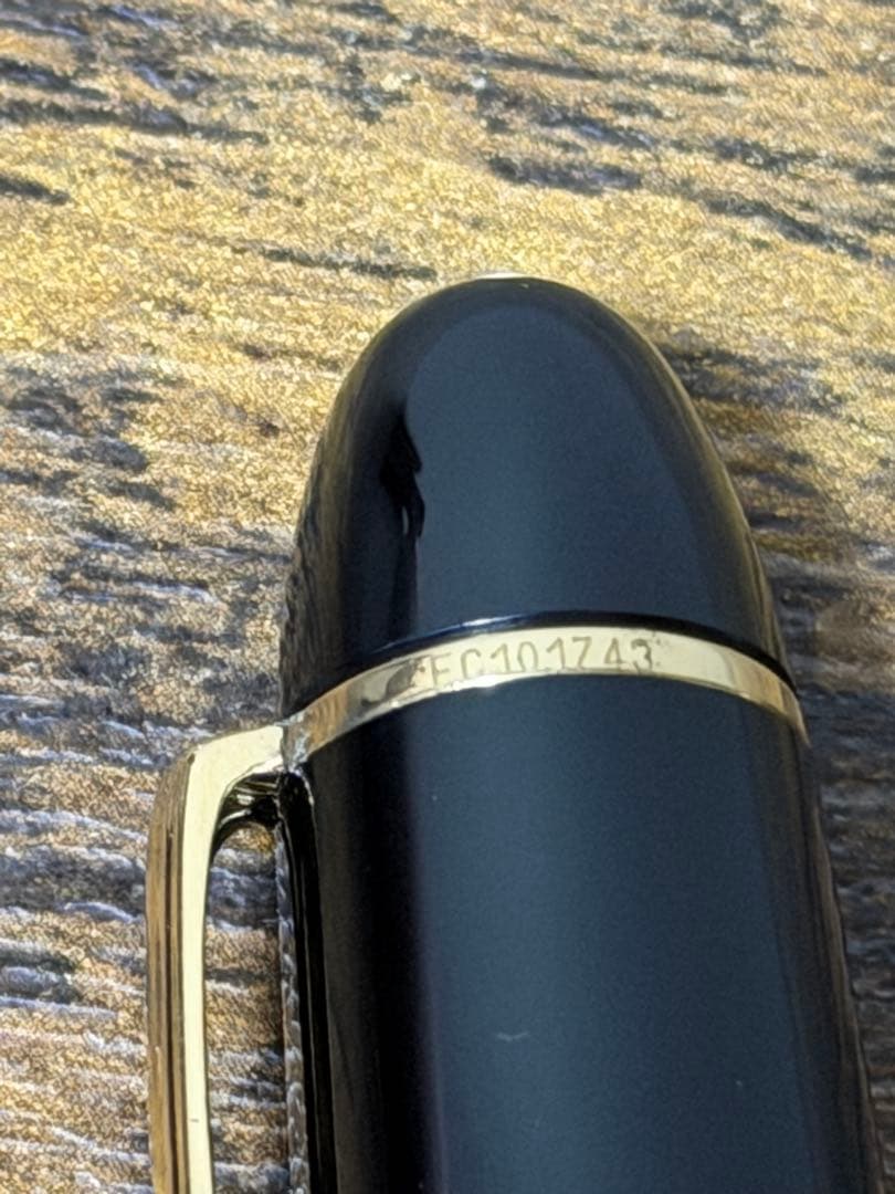 未使用に近い　シール付　ヘミングウェイ芯 18K 中白 モンブラン　万年筆　中字