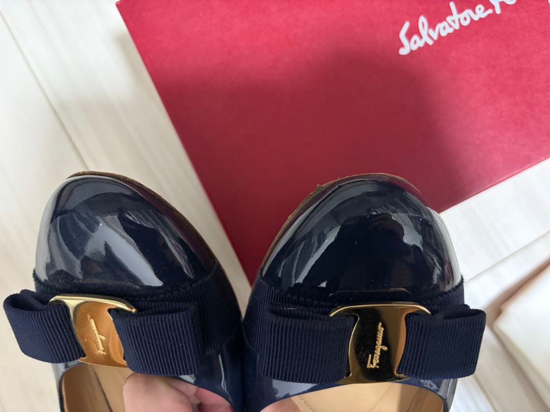 フェラガモ　ヴァリナ 8Cネイビー　紺　エナメル