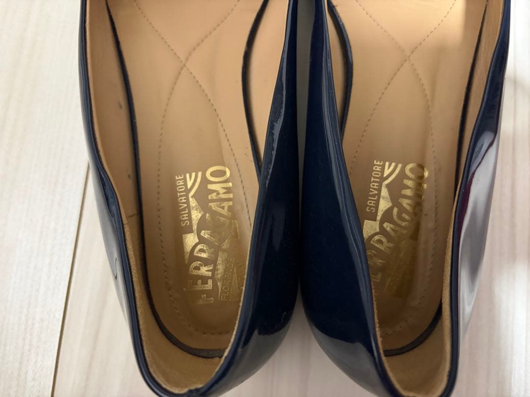 フェラガモ　ヴァリナ 8Cネイビー　紺　エナメル