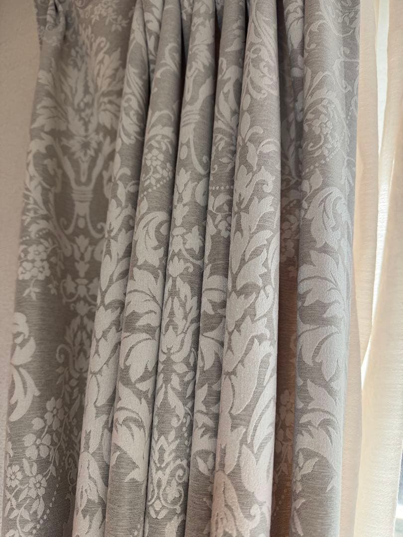 エレガントな花柄カーテン クリーム色 グレー　ファインテックス　オーダーカーテン