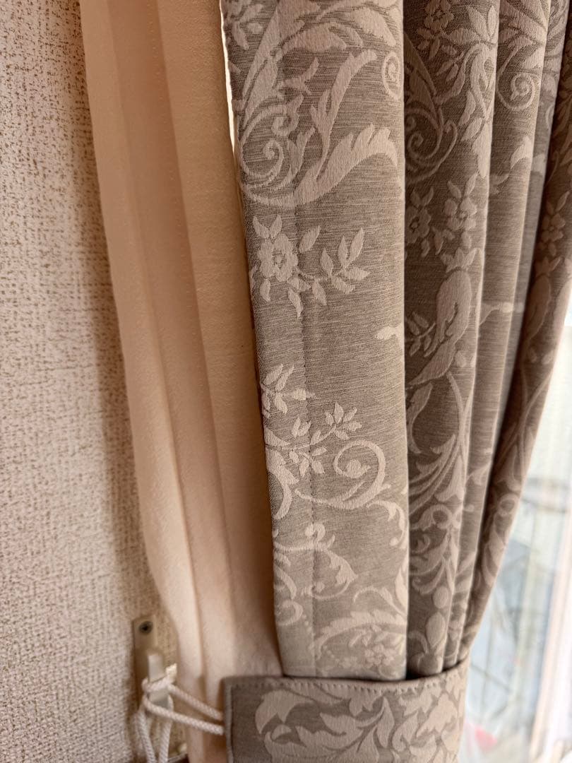 エレガントな花柄カーテン クリーム色 グレー　ファインテックス　オーダーカーテン