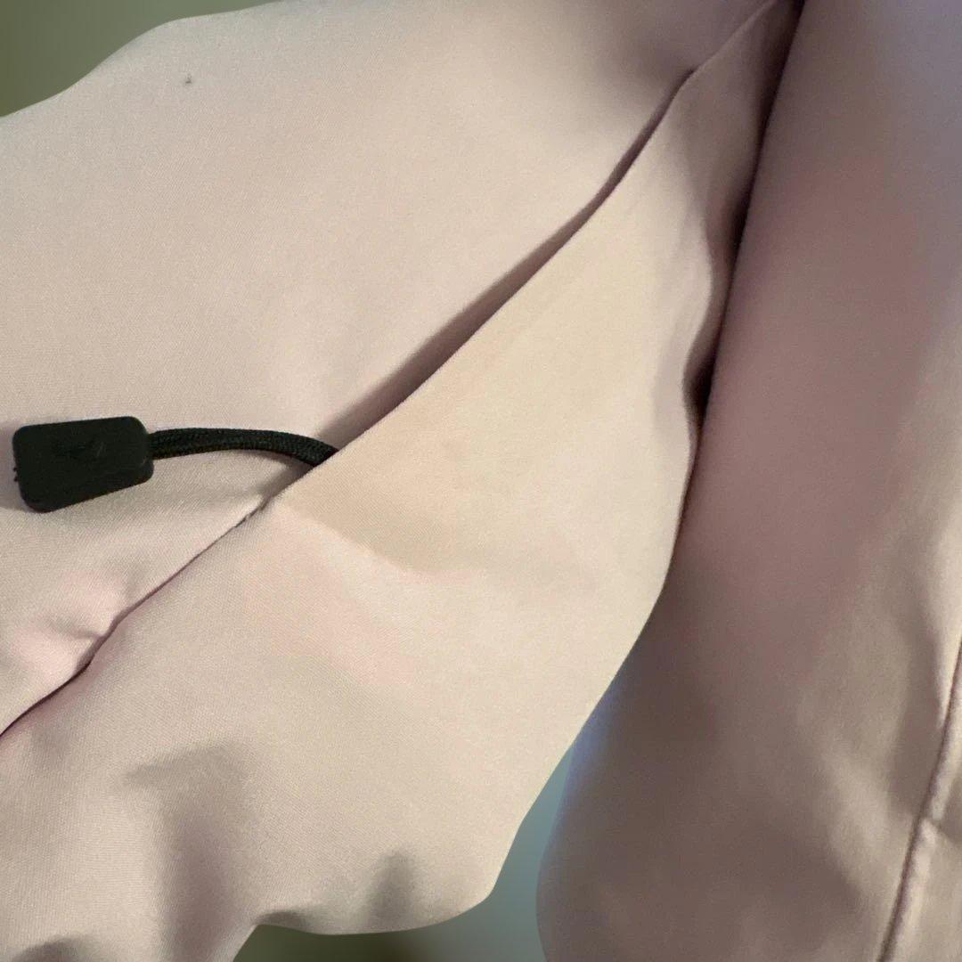 美品Peak Performance 薄ピンクフード付きスキーウェア