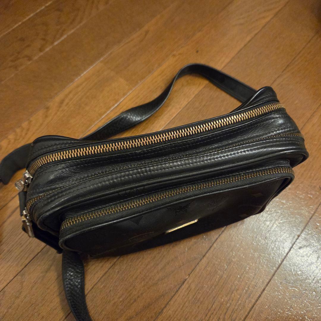 MCM ブラックレザーショルダーバッグ
