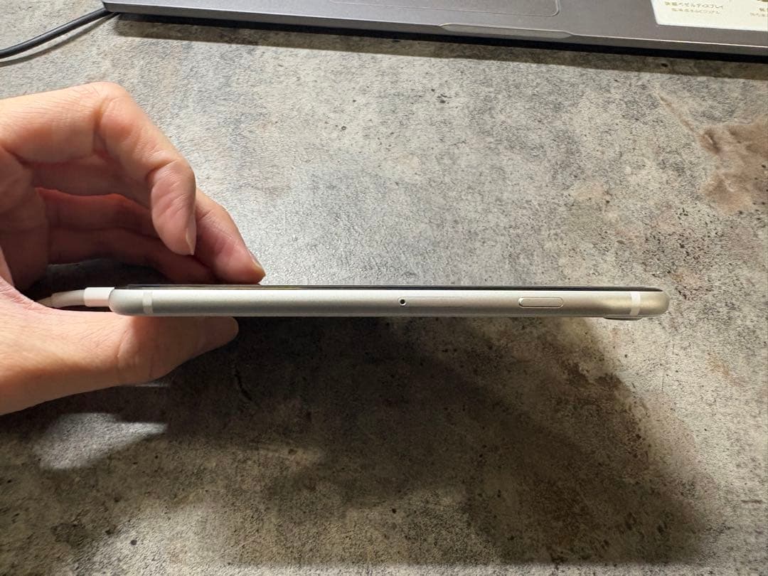 Apple iPhone SE 第二世代 ホワイト イヤフォン付き