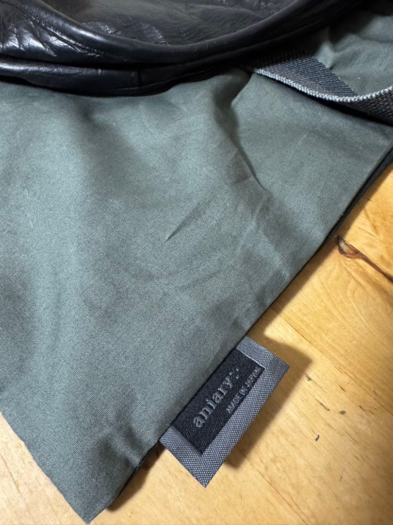 黒レザーショルダーバッグ ダブルジッパー