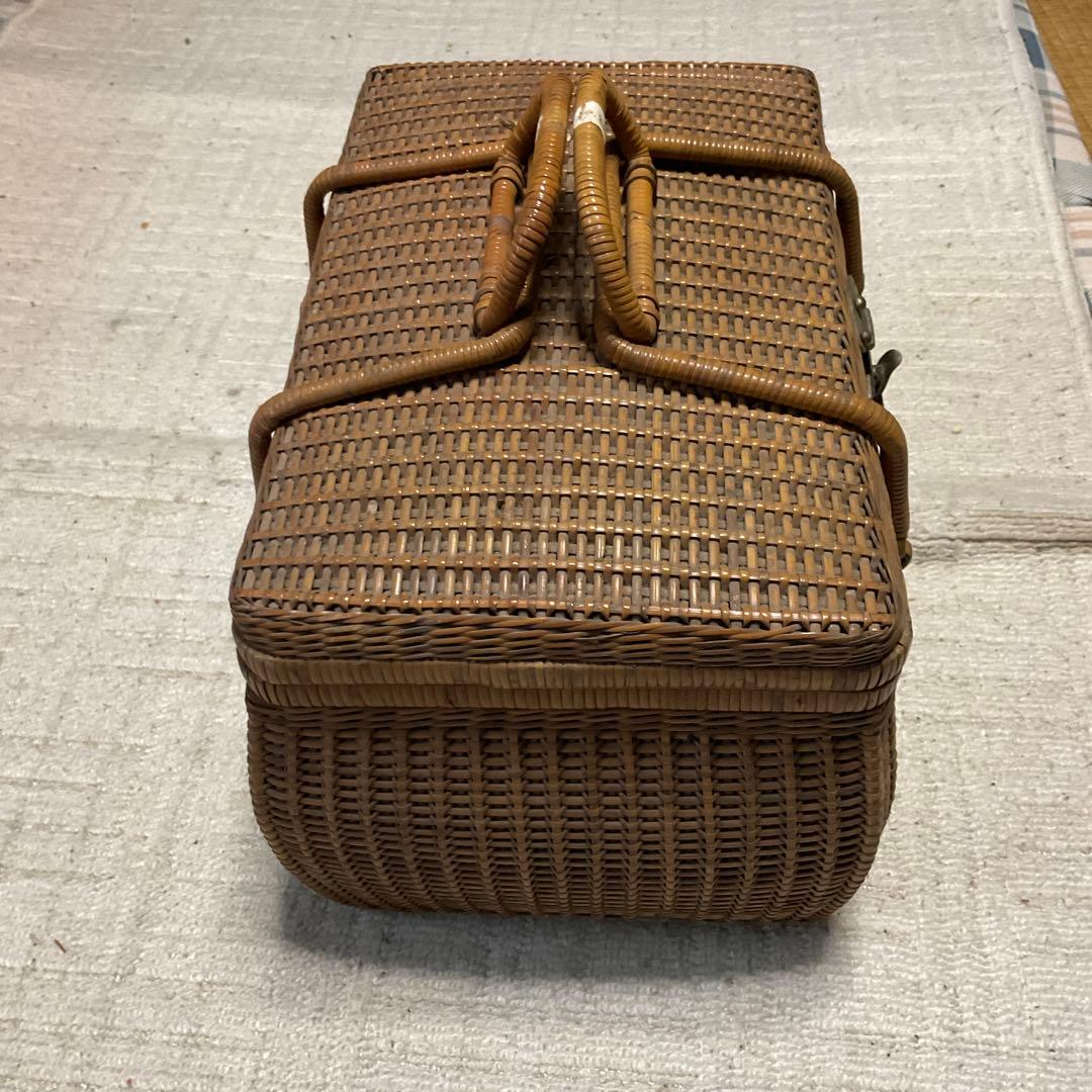 ラタンバスケット（竹かご）昭和レトロ。switch製？【汚れ埃有ります】。