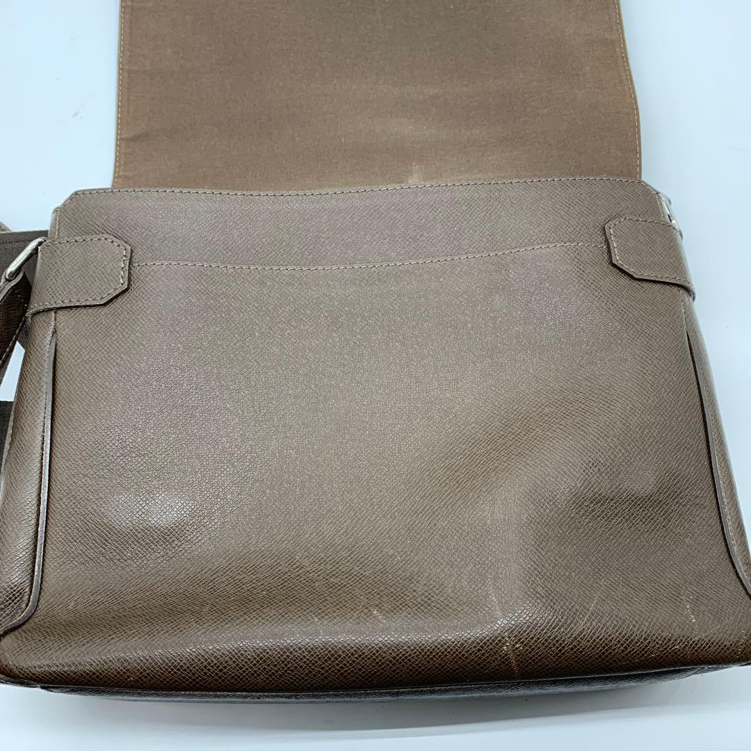 ルイヴィトン タイガ サヤン ショルダーバッグ グリズリ レザー M30918