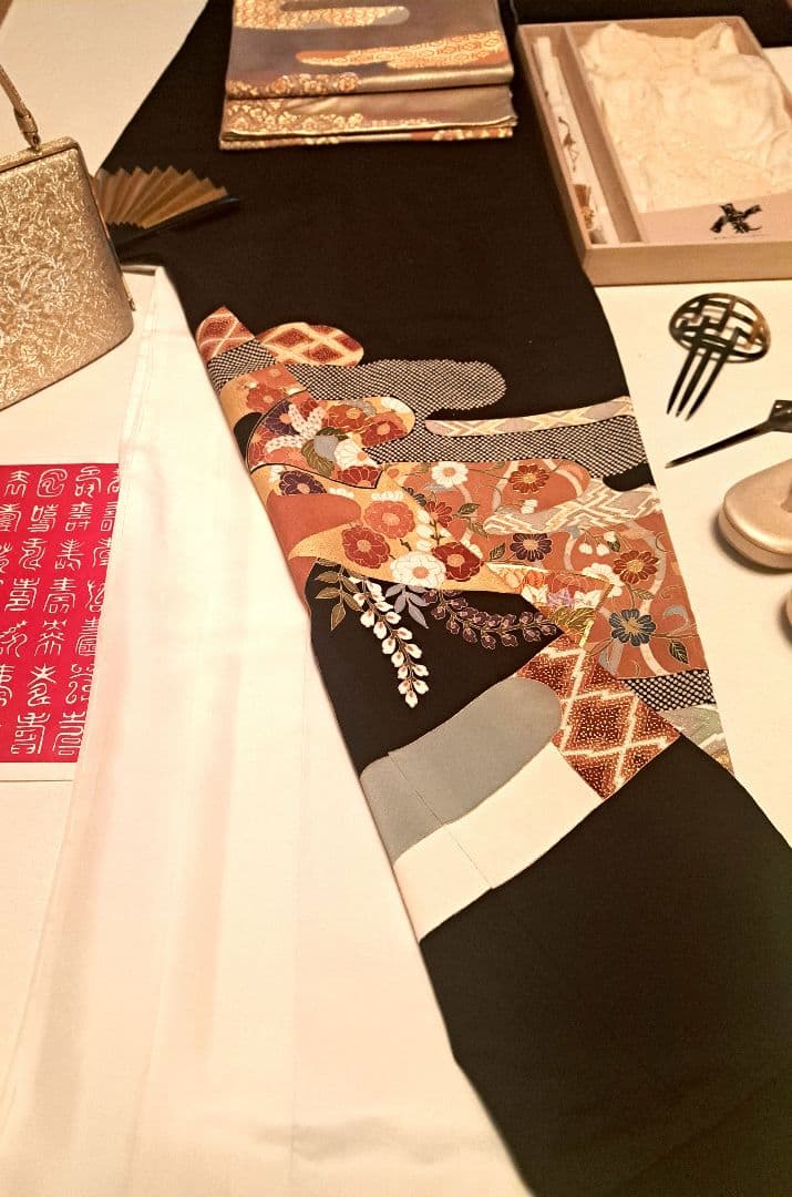 美品❇️豪華黒留袖　手描友禅　刺繍　絞り染め　比翼仕立て　５つ紋　フルセット