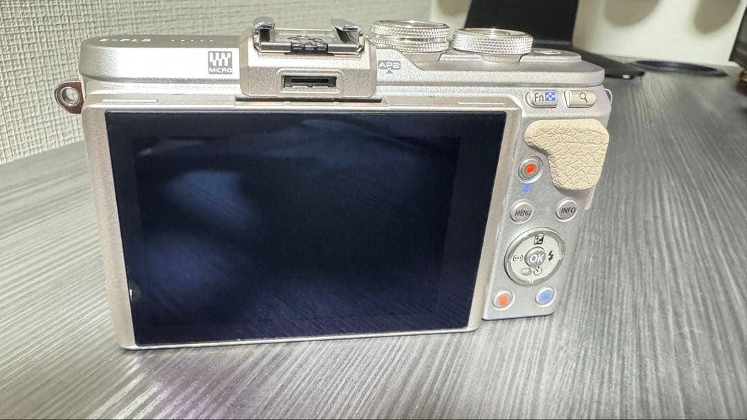 OLYMPUS PEN E-PL8 シルバー & M.ZUIKO25mmF1.8