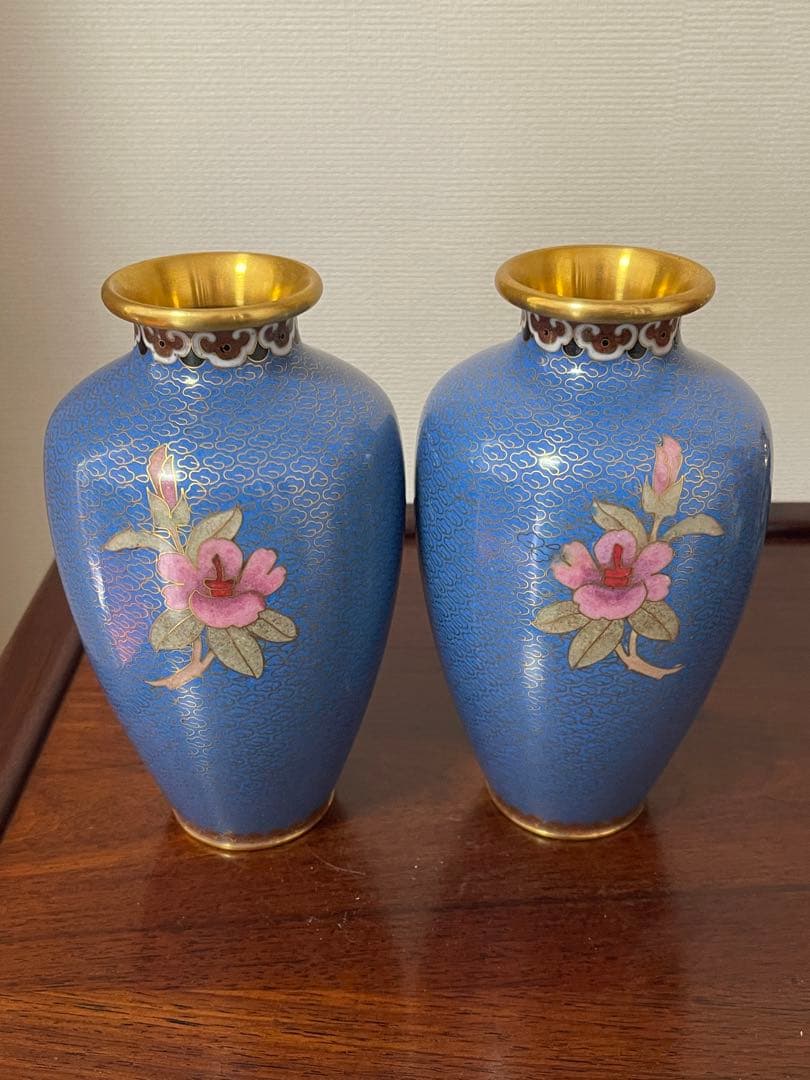 中国美術 梅蝶柄 七宝 花瓶 一对。七宝焼 壶1個台付き。一輪挿し一個おまけ付き