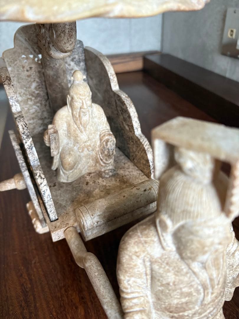 石？玉？の大きな中国的置物　皇帝車？