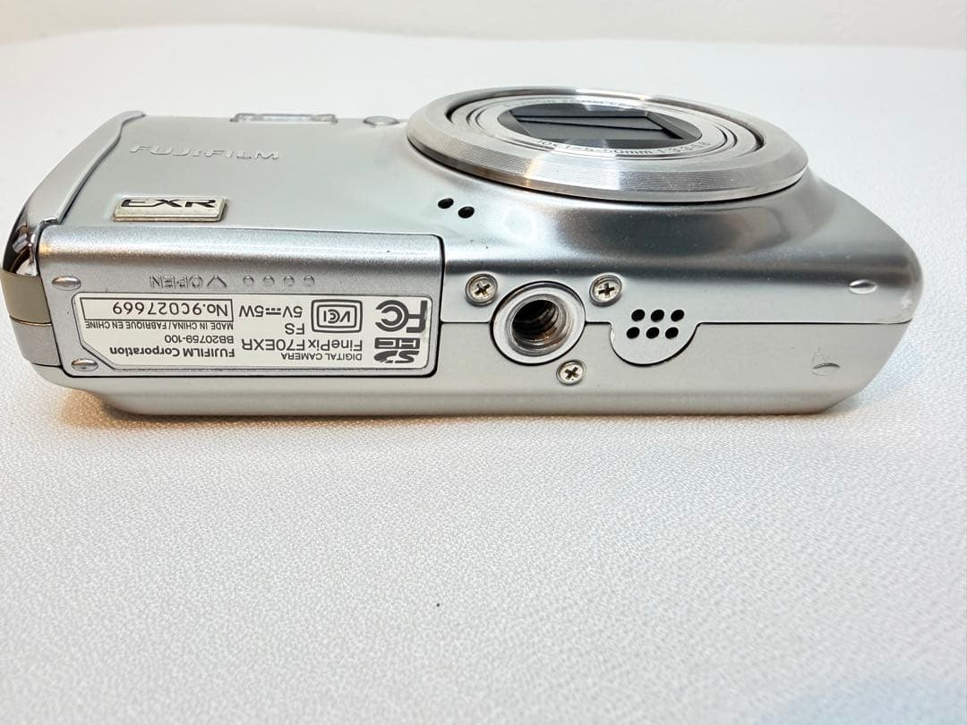 フジフィルム　FinePix F70 EXR シルバー