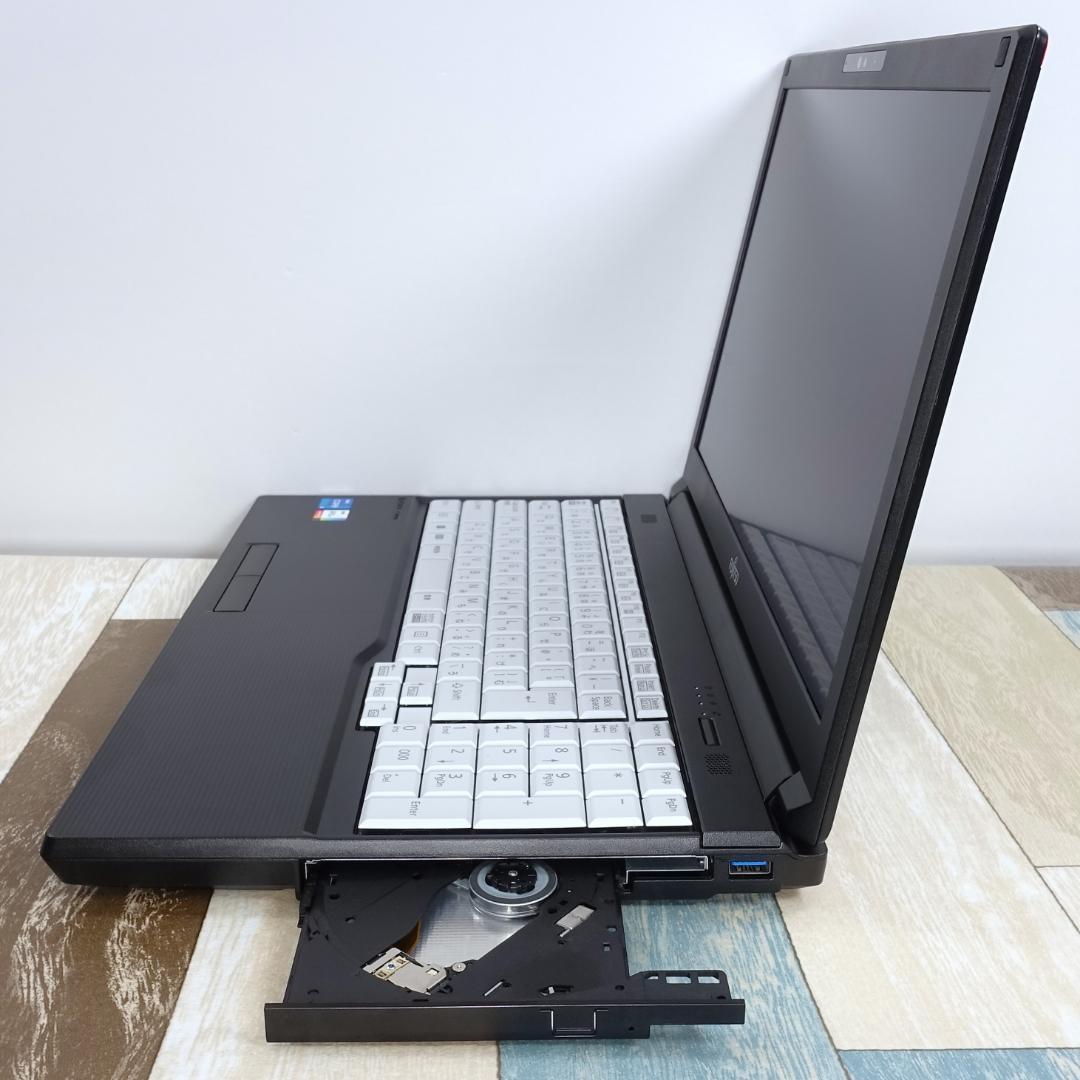 美品で神速の２０２３年製✨１２世代ｉ５に超高速新品ＳＳＤ５００ＧＢ＆大容量メモリ