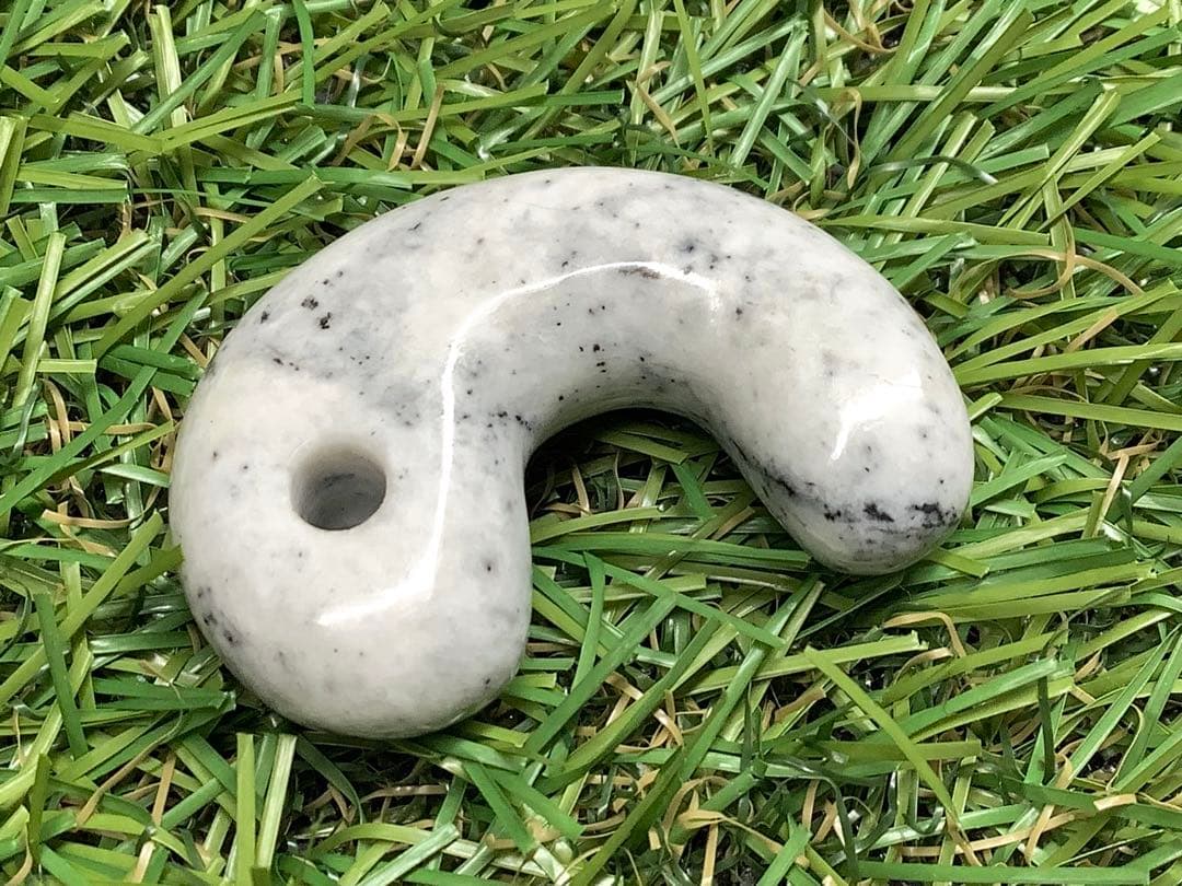 ✳何処にもありません‼️カルセドニー材料勾玉　限定品最後の1点// 糸魚川翡翠勾玉