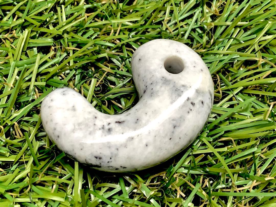 ✳何処にもありません‼️カルセドニー材料勾玉　限定品最後の1点// 糸魚川翡翠勾玉