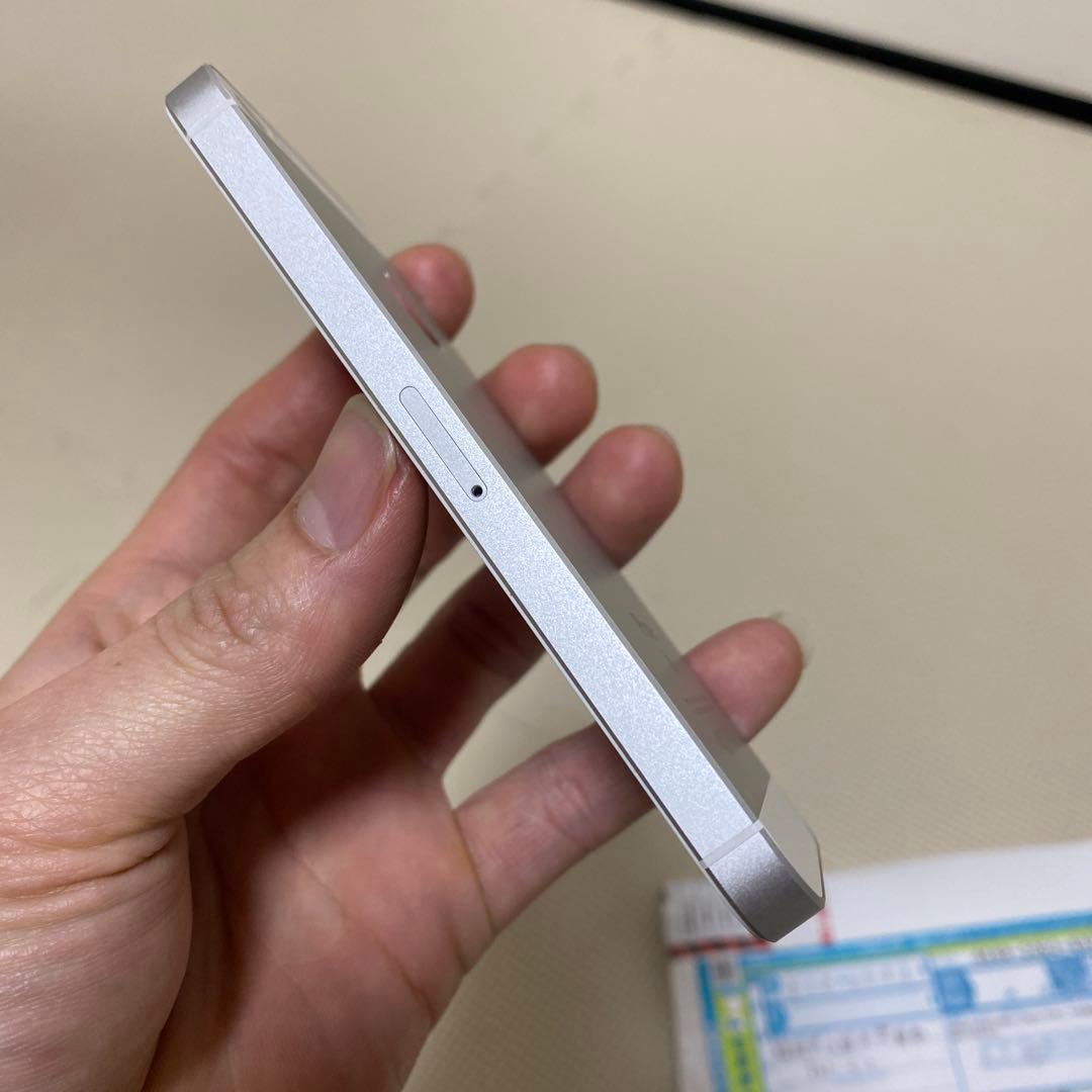 Apple iPhone SE シルバー 本体