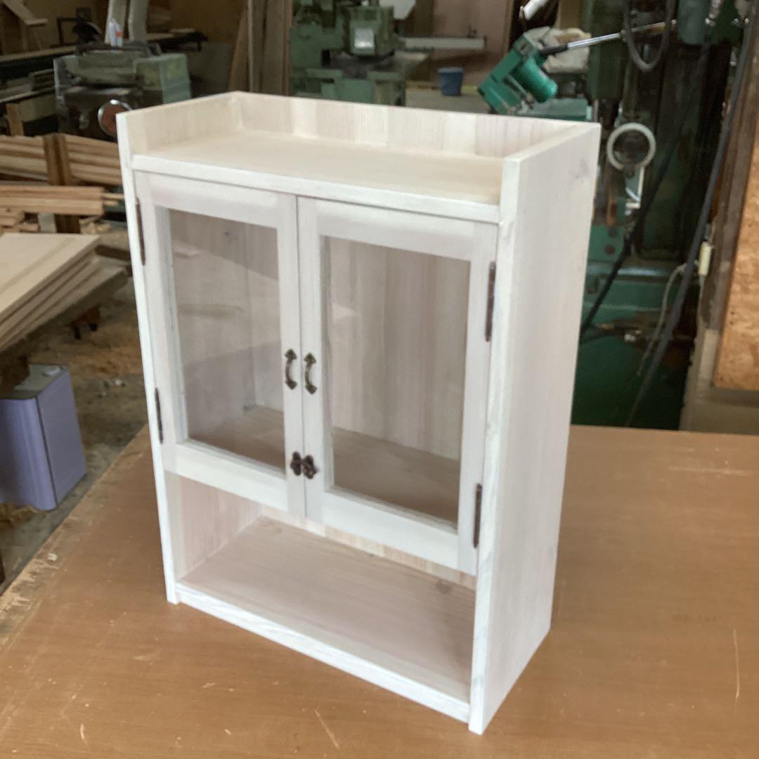 とってもオシャレ　木製キャビネット ガラス扉付き