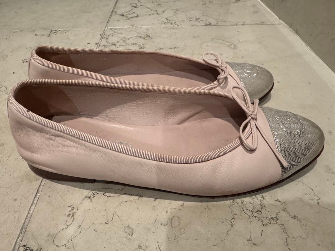 CHANEL シャネルフラットシューズピンク×シルバー ココマーク リボン38C