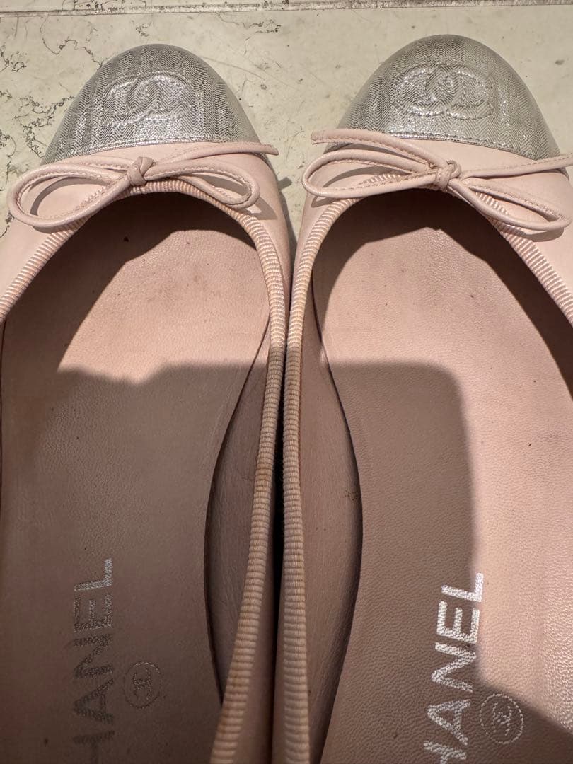 CHANEL シャネルフラットシューズピンク×シルバー ココマーク リボン38C