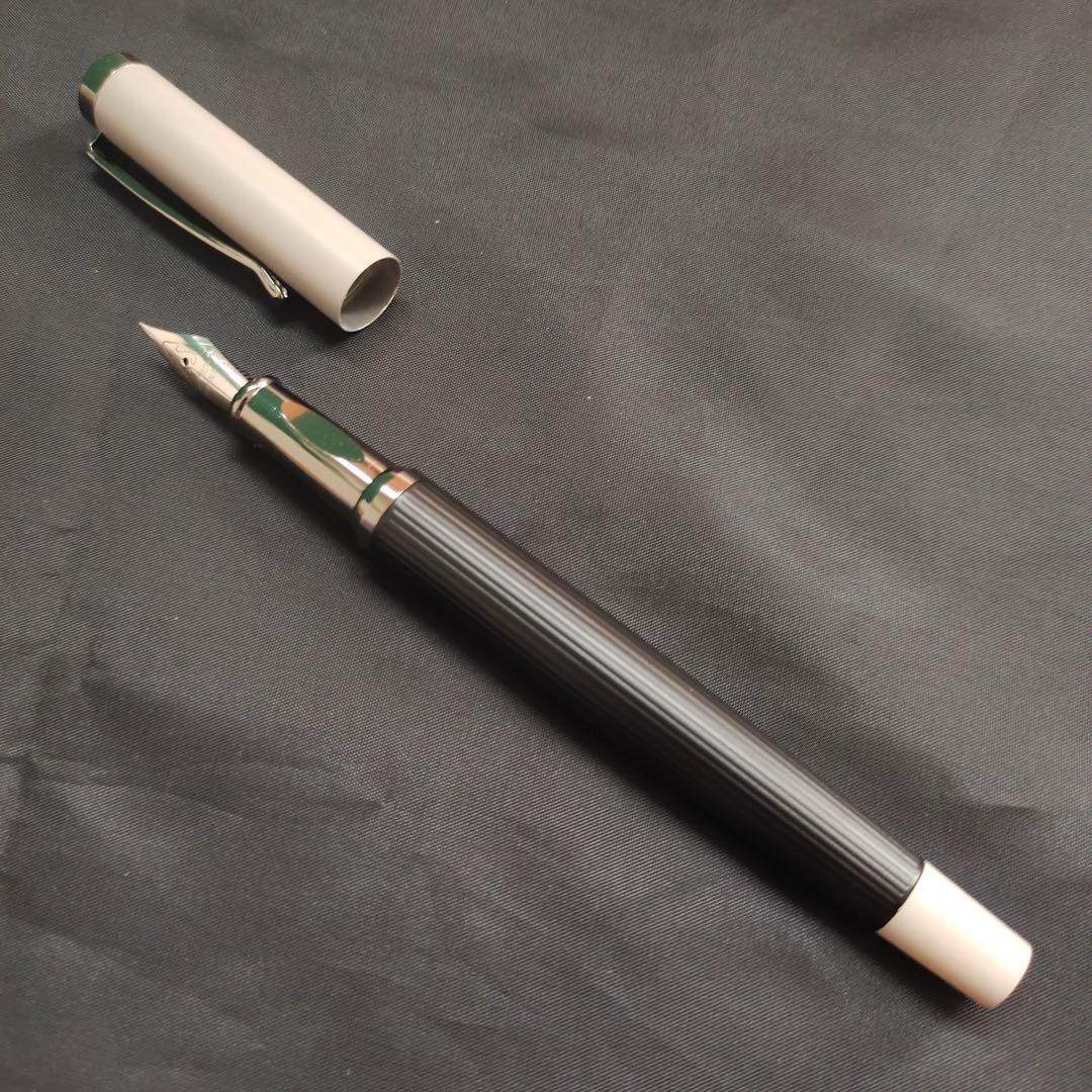 @エレガントな万年筆 黒と白のストライプ