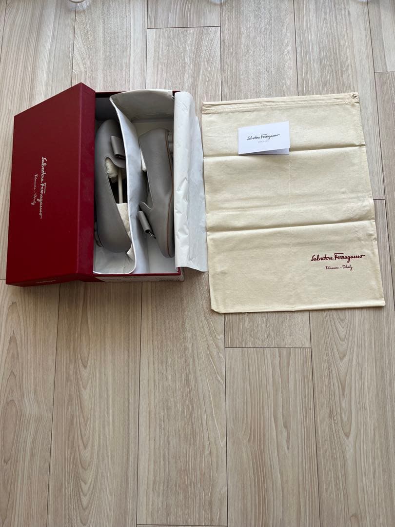 週末お値下げ新品　フェラガモ　SARNOリボンパンプス22.5㎝