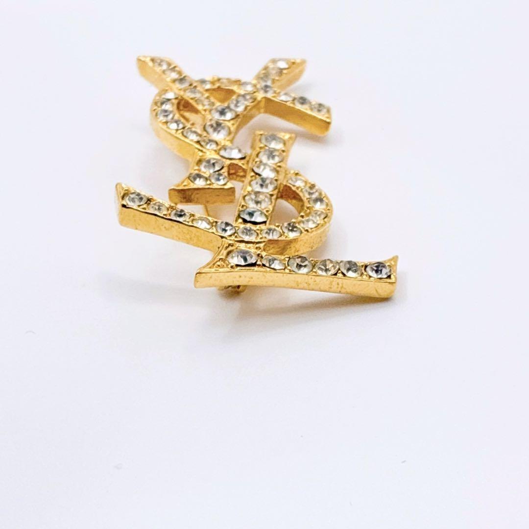 美品✨イヴサンローラン ブローチ カサンドラ ロゴ YSL ゴールド 人気
