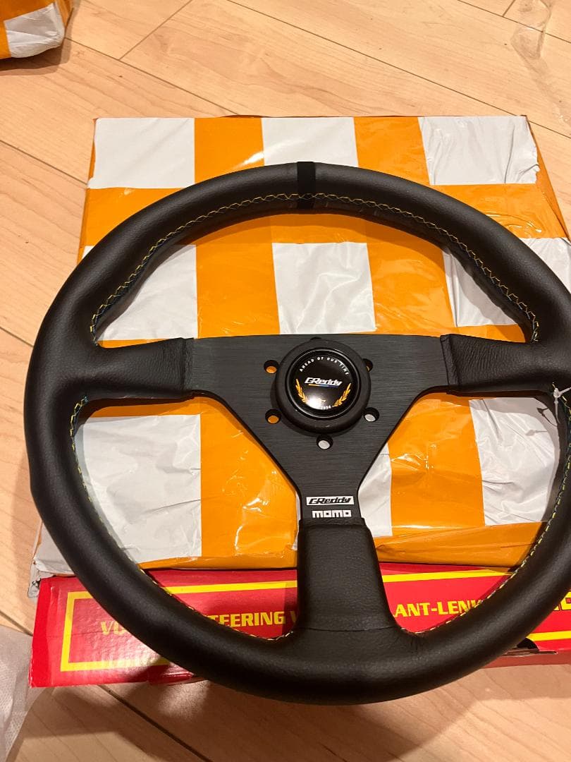MOMO ステアリング GReddy 350mm/14インチ