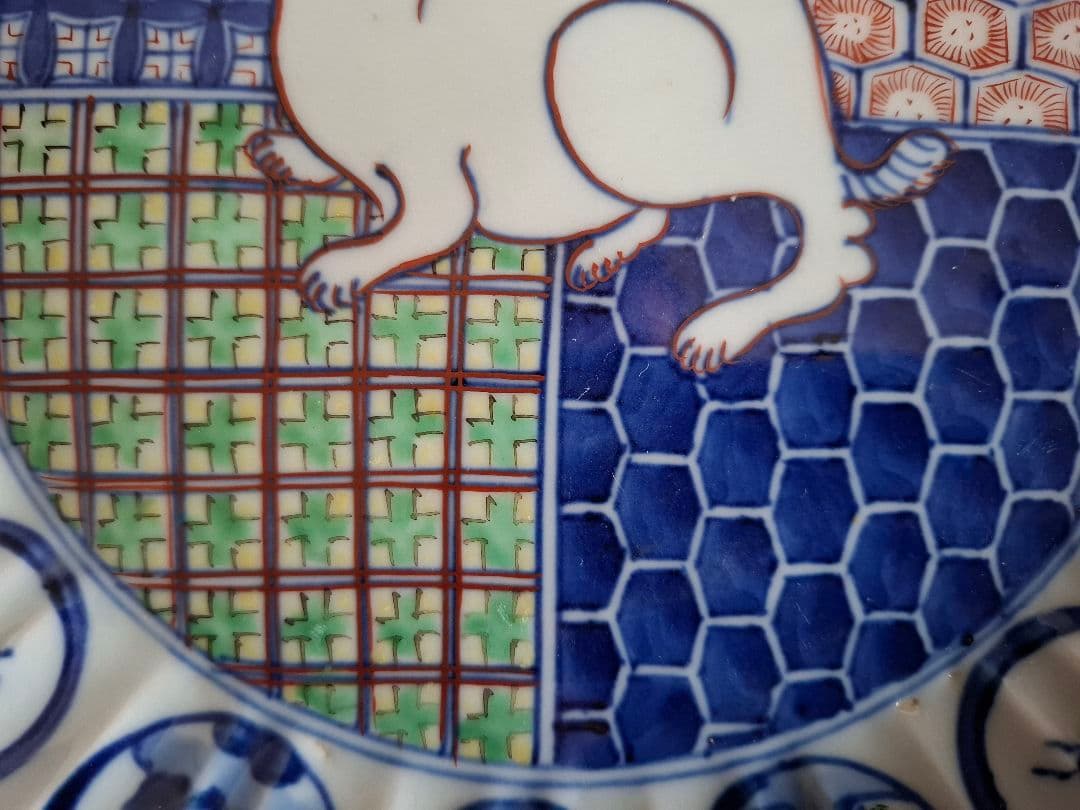 染付色絵兎の図 輪花口造り七寸皿 工芸品　直径約23cm