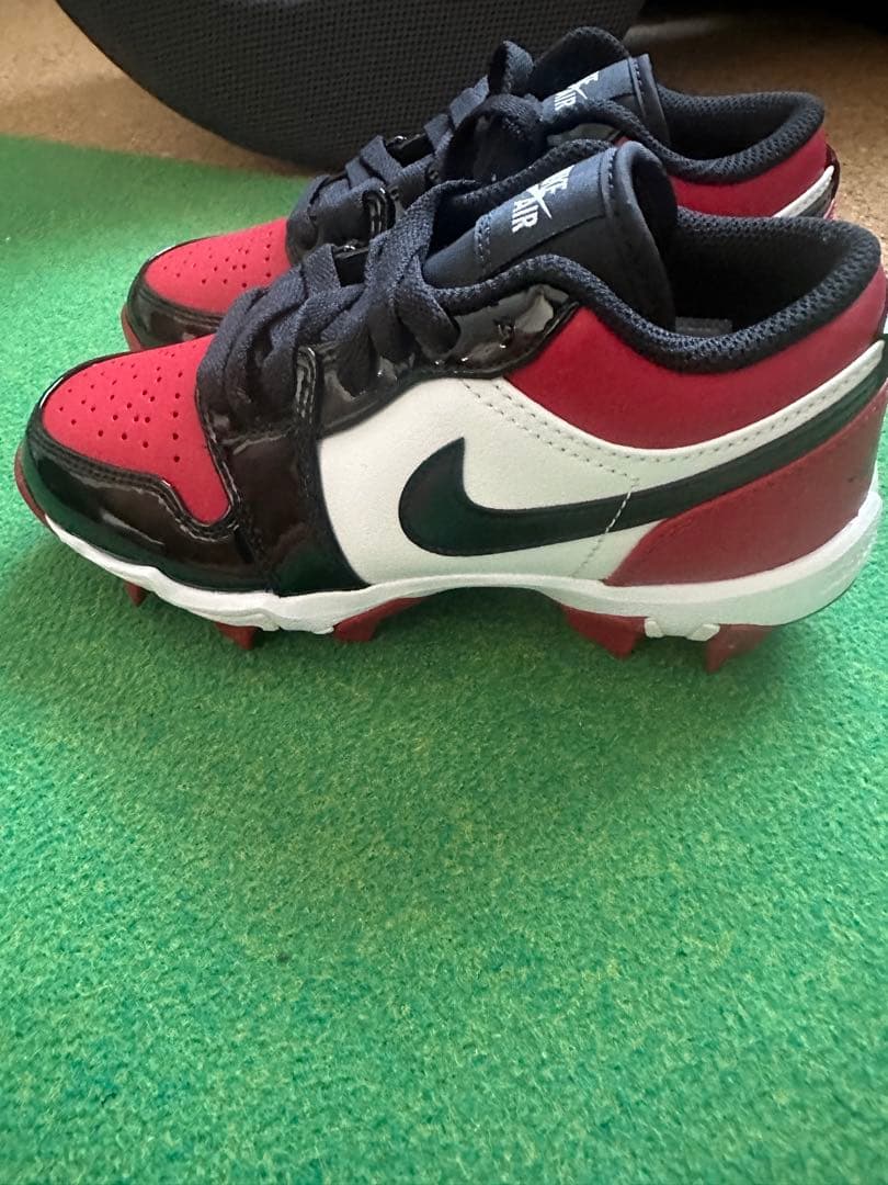 劇レア　日本未発売　少年野球スパイク　ジョーダン赤黒白 21cm